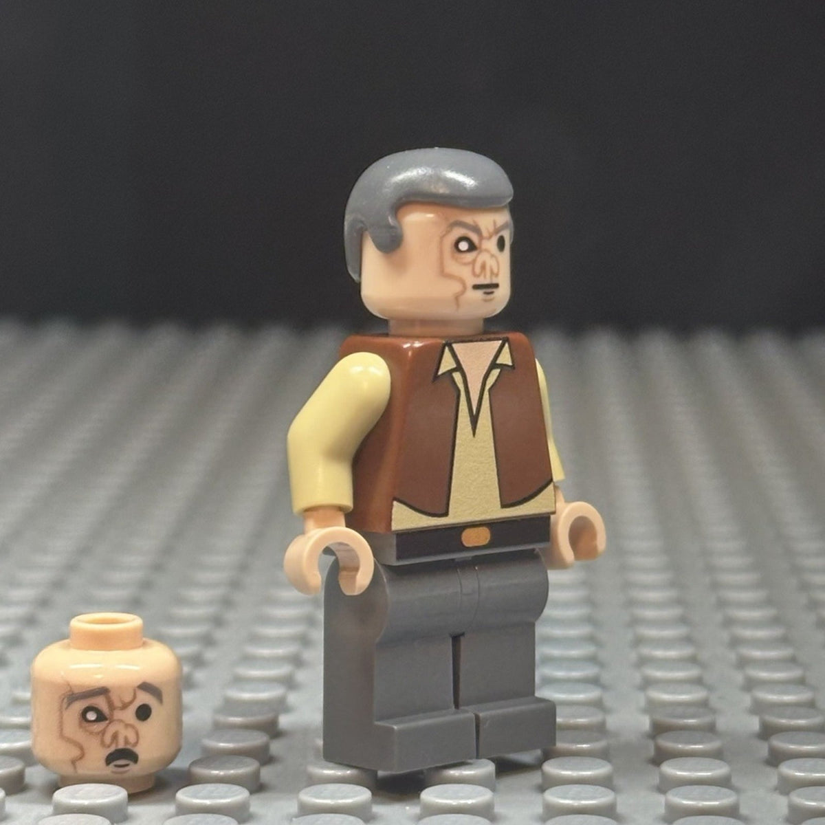 Scared Cantina Bar Minifigure