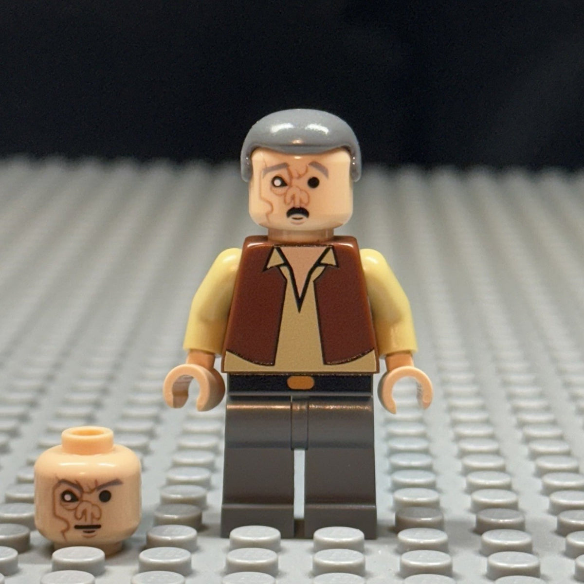 Scared Cantina Bar Minifigure
