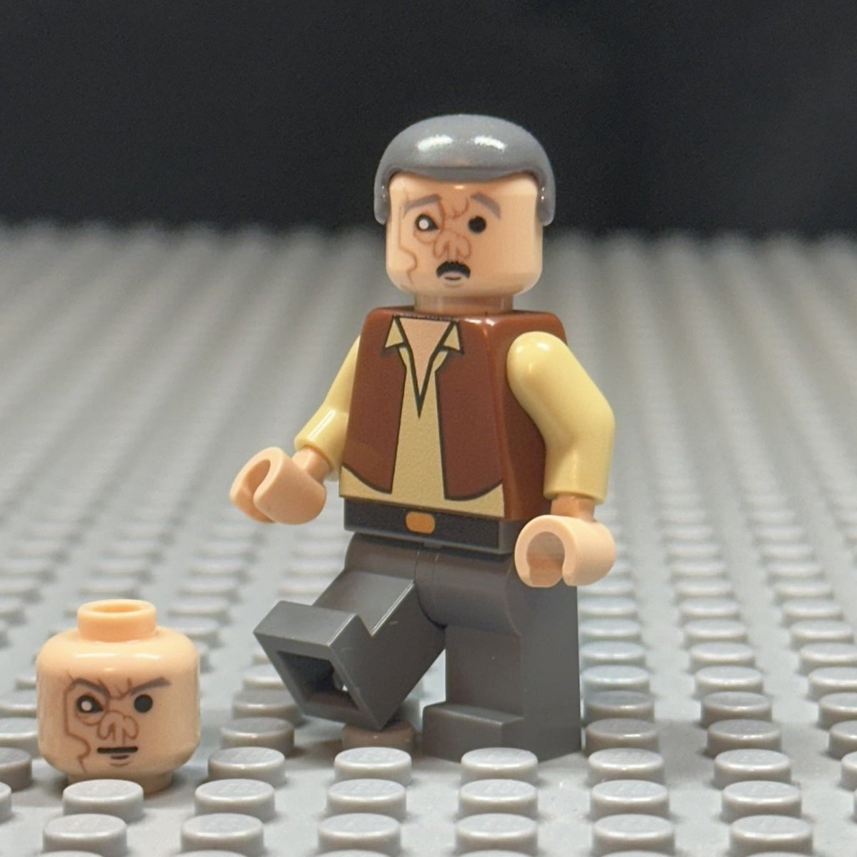 Scared Cantina Bar Minifigure