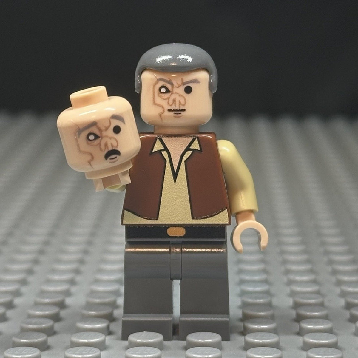 Scared Cantina Bar Minifigure